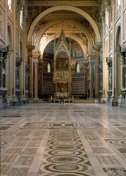 Gotisk konst: utsikt över det påvliga altaret ovanför Tabernaklet gjord av Giovanni di Stefano omkring 1367 pryder tolv paneler dekorerade med fresker av Barna da Siena (1300-talet). 1367-1368. Basilica of St. John of Laterano (San Giovanni in Laterano)