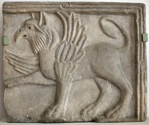 Grip eller grype. Skulpterad lågrelief, marmor, Venedig, Italien, 1100-talet. Nationalgalleriet, Sternbergpalatset, Prag, Tjeckien.