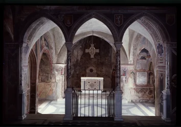 Interiörvy av presbyterium och altare, st benedict grotta (sacro speco) Subiaco