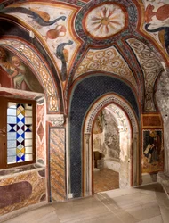 Interiörvy av kapellet Saint Gregoire (Gregorio) dekorerad med fresker av bysantinska influenser gjorda av den romerska skolan i början av 1200-talet. Klostret Saint Benedetto (Sacro Speco), Subiaco (Rom), Italien