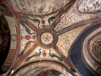 Interiörvy av kapellet Saint Gregoire (Gregorio) dekorerad med fresker av bysantinska influenser gjorda av den romerska skolan i början av 1200-talet. Klostret Saint Benedetto (Sacro Speco), Subiaco (Rom), Italien