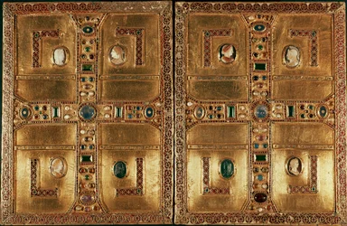 Lombardkonst: Evangelisk av Lombardprinsessan Theodelinde de Baviere (600-talet). Den är täckt med guldplåtar prydda med emalj, ädelstenar som bildar ett latinskt kors. 603. Basilica of San Giovanni Battista a Monza Italien - Lombard konst: Evangelisk bok 
