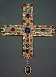 Lombardkonst: Berengarios gyllene kors och stenar (Berenger) (850-924) Kung av Italien och kejsare av det heliga riket. 800-talet Monza, Museum of the Cathedrale - Lombard konst: guld och ädelstenar korset av Berengario (Berenger) (850-924), kung av Italie