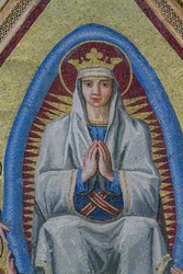 Madonna i mandorla, detalj från Marias antagande till ära, mosaik, gaveln till centralentrén, fasaden av Orvieto-katedralen, Umbrien, Italien
