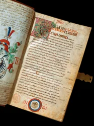 Manuskript "" De Bello Gallico, kommentarer om gallernas krig"" av Jules Cesar (Giulio Cesare eller Caius Julius Caesar) (100-44 f.Kr.) (fr. 541) Blazon av humanisten Niccolo Tranchedini, ägaren till manuskriptet. 1300-talets Biblioteca Riccardiana Neapel