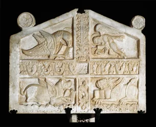 Marmorskulptur med symboler för evangelister (tetramorf). Anonym lombardisk skulptör från 900-talet. Fara Sabina (Rieti), Abbazia di Farfa