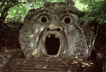 Mynningen till en fantastisk grotta, stenskulptur i "Parco dei Mostri"