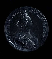 Framsidan av en porträttmedalj av Anna Isabella av Mantua, präglad 1698. Inskription: ANN-I SAB- D G MANT MONT CAR VIL GVAST ET C (silver) (för baksidan se 119198)