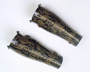 Ett par benskydd från ärkehertig Albrechts (1559-1621) vapenhus, guvernör i Nederländerna, ca 1598 (järn med silver och guld)