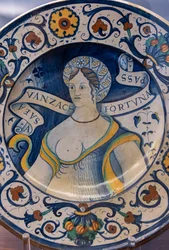 Tallrik dekorerad av en vacker kvinnas byst, med motiv, första hälften av 1500-talet (majolica)