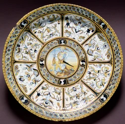 Framställning av den romerske hjälten Scaevola (Muzio Scevola). Keramiktallrik tillverkad i Urbino, Italien. Omkring 1590. Museo Nazionale del Bargello, Florens
