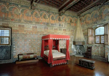 Rum i Castellana di Vergi som visar fresker på väggarna och frisen som visar en medeltida fransk romans
