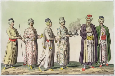 Tjänare bär en pipa, en vas med sötsaker, kaffe, ett fyrfat och en kanna rosenvatten, plansch 57 ur del III, band I av "Nationernas historia", graverad av V. Raineri