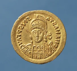 Solidus (framsidan) präglad av Theodoric I (AD 471-AD 526) östgotisk kung av Italien kopierar en solidus av Anastasius bysantinska kejsaren (AD 491-AD 518) (guld) Inskription: DN ANASTASIVS P F AVG