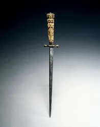 Stilett med grepp utformad som figurer av välgörenhet, rättvisa och hopp, ca 1650 (stål, mässing och elfenben)