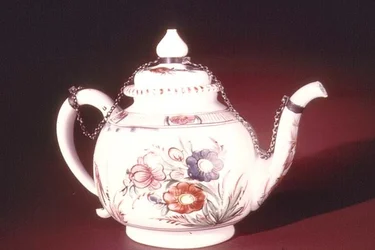 Tekanna med emaljerad blommönster, möjligen venetiansk, ca 1750 (porslin)