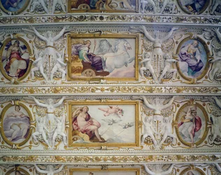 Första våningen hall, detalj av mytologiska figurer, takdekoration