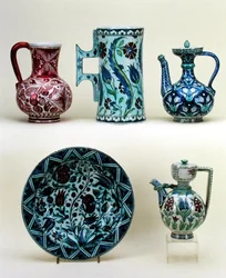 Topp, L-R: Kanna; Stor tankard; Orientalisk kaffekanna; Botten, L-R: Laddare; Orientalisk kaffekanna, helt maiolica från Cantagalli Factory, ca 1890 (lergods)