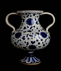 Tvåhandtag polykrom balustervas med blå och vit dekoration, italiensk, tillverkad i Deruta, tidigt 1500-tal (keramik)