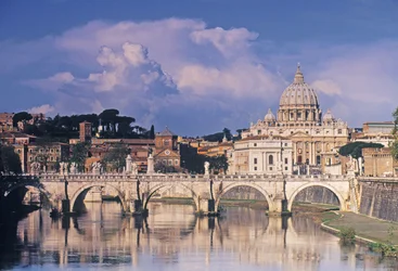 Utsikt över Sant Angelo-bron och St Peters över floden Tibern