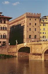 Utsikt över Museo Ferragamo och Ponte Santa Trinita