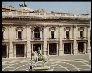 Utsikt över Palazzo Nuovo och ryttarstatyn av Marcus Aurelius (121-180 e.Kr.)