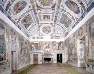 Vy över "Sala dei Fasti Farnese" (Farnese-salen) som Onofrio Panvinio har planerat och Taddeo (1529-66) och Federico Zuccaro (1540-1609) har målat fresker av 1557-83 (fresker).