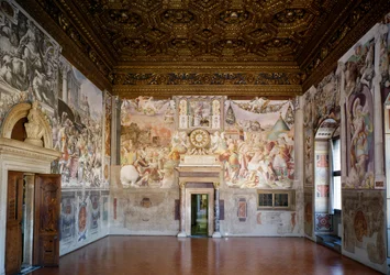 Utsikt över Sala dellUdienza mot Cappella dei Priori, designad av Benedetto (1442-97) och Giuliano (1432-90) da Maiano, fresker av Francesco de Rossi Salviati (ca 1520-75) (efter restaurering)