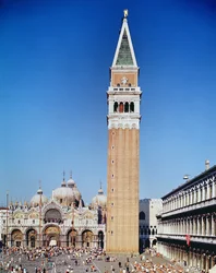 Utsikt över campanile och basilica di San Marco