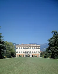 Utsikt över fasaden på Villa Reale di Marlia (eller Palazzo Orsetti)