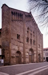 Vy över fasaden av kyrkan St Michele Maggiore