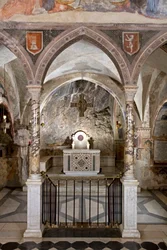 Utsikt över Övre kyrkans presbyterium med huvudaltaret i kosmatesk stil. 1200-talet. Klostret Saint Benedetto (Sacro Speco), Subiaco (Rom), Italien