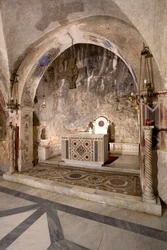 Utsikt över Övre kyrkans presbyterium med huvudaltaret i kosmatesk stil. 1200-talet. Klostret Saint Benedetto (Sacro Speco), Subiaco (Rom), Italien