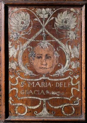 Trätallrik dekorerad med ett ansikte och inskriptionen "Santa Maria delle Gracia" ", sacristy del bramante 1429-1481 Basilica di Santa Maria delle Grazie Milan (träbänk dekorerad med ett ansikte och inskriptionen" Santa Maria delle Gracia "", Bramante sacr