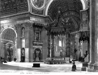 Interiörvy av långhusets korsning, med baldacchino i mitten