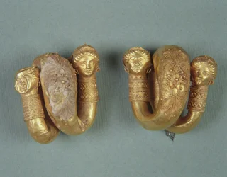 Ett par örhängen (guld)