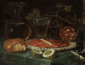 Stilleben med en bit bröd, en glaskaraff, ett vinglas, en tallrik med skink- och skinkorv, en citron och en kniv med pärlemorskaft