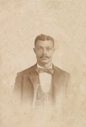 Fotografi av en man i kostym, väst och slips, 1880-talet - 1900.