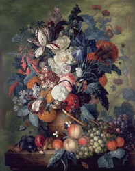En vas med blommor och frukt