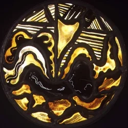 Segelfartyg i vågorna nära en strand, medaljong (målat glas)