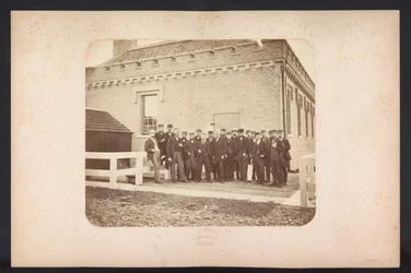 Gruppfoto av arbetarna, 1867-1869 Återvinning av sjöarna i Schieland öster om Rotterdam (serietitel på objekt)