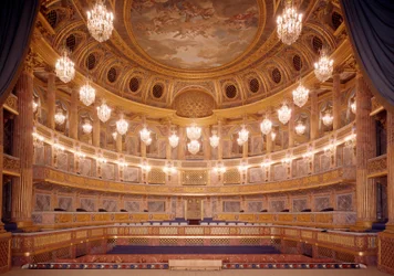 Vy över interiören av den kungliga operan i Versailles realiserad av Ange-Jacques Gabriel (1698-1782) Versailles från 1700-talet