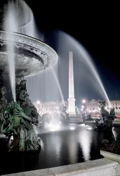Utsikt över fontänen gjord av Jacques Ignace Hittorff och obelisken på Place de la Concorde i Paris.
