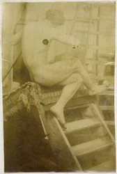 Studie av en manlig nakenmodell, sedd bakifrån och sittande på ett trappsteg i Jacques de Lalaings studio
