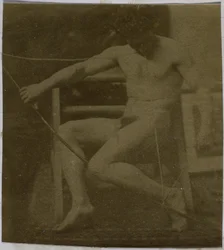Studie av en manlig nakenmodell sittande på ett trappsteg, sedd framifrån med ett rep och rosett i knäet, i Jacques de Lalaings studio
