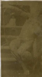 Studie av en manlig nakenmodell sittande på ett trappsteg, sedd framifrån med ett rep och rosett i knäet, i Jacques de Lalaings studio