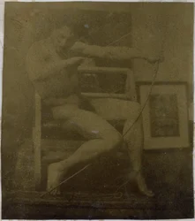 Studie av en manlig nakenmodell sittande på ett trappsteg, sedd framifrån med ett rep och rosett i knäet, i Jacques de Lalaings studio