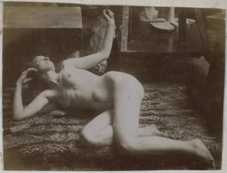 Studie av en kvinnlig nakenmodell, liggande på ett tigerskinn, i Jacques de Lalaings studio