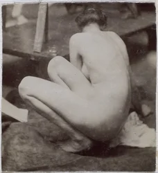 Studie av en kvinnlig nakenmodell, sedd bakifrån, i Jacques de Lalaings studio, förstudie för element till en fontän vid Musee des Beaux arts, Tournai och för en cirkulär fontän