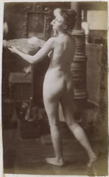 Studie av en kvinnlig nakenmodell, sedd snett bakifrån, i Jacques de Lalaings studio